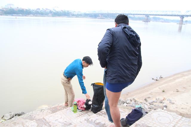 Hà Nội lạnh thấu xương, nhiều người vẫn vô tư ra sông Hồng ngụp lặn như giữa mùa hè Hà Nội lạnh thấu xương, nhiều người vẫn vô tư ra sông Hồng ngụp lặn như giữa mùa hè